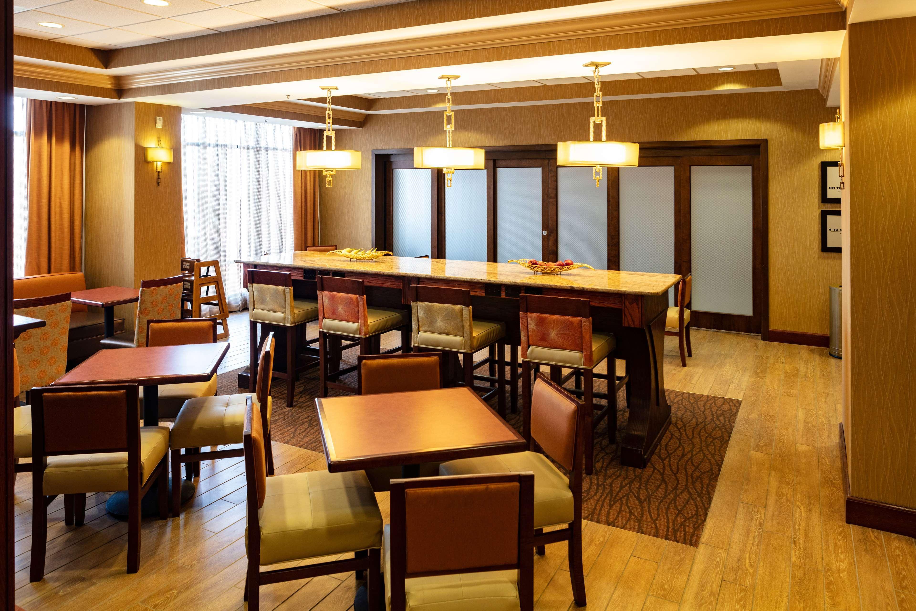 Hampton Inn Істон Екстер'єр фото