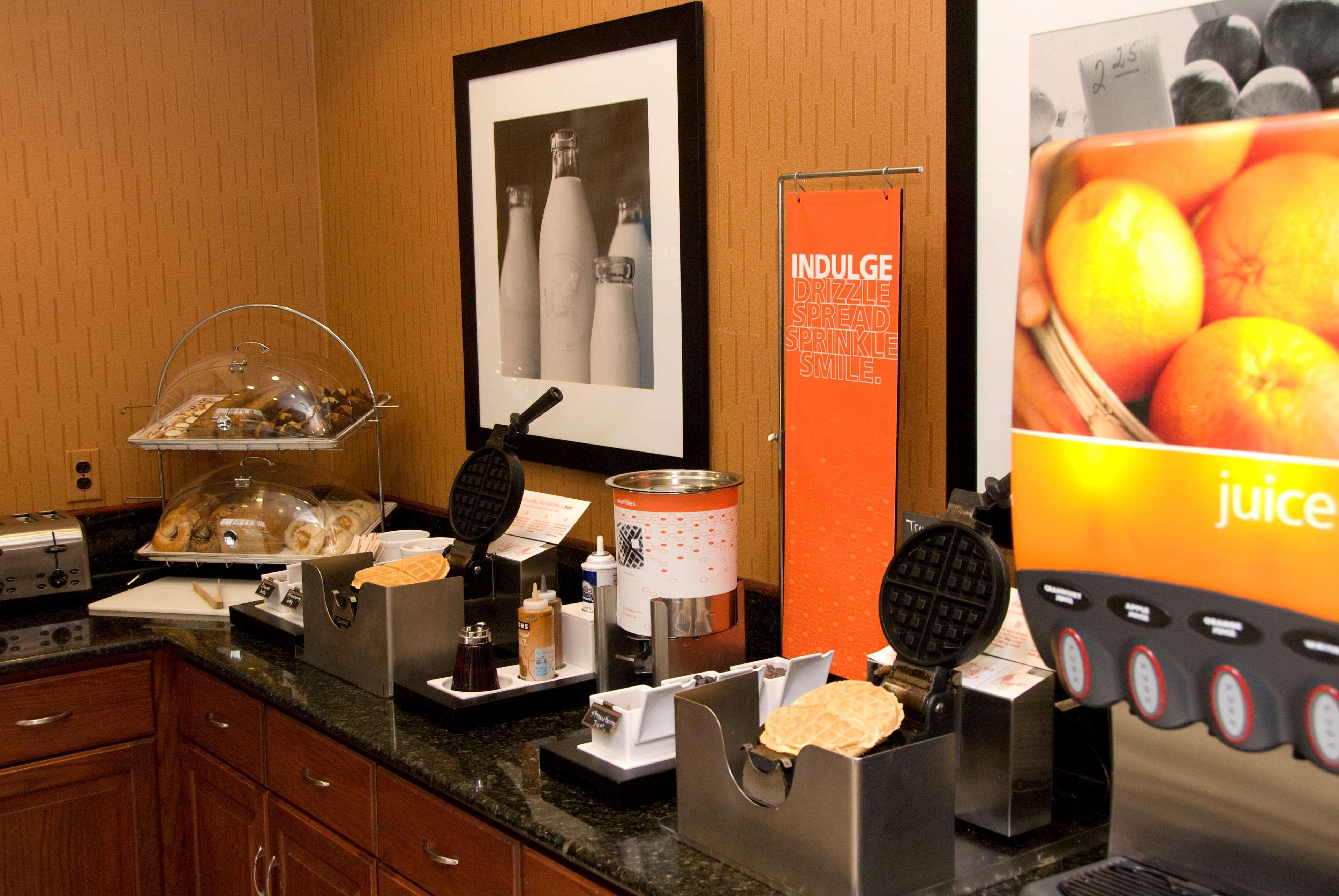 Hampton Inn Істон Екстер'єр фото